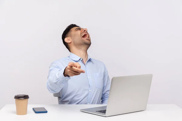 Divertido Homem Negócios Encantado Sentado Local Trabalho Escritório Com Laptop — Fotografia de Stock