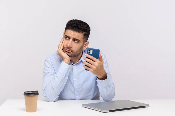 Preguiçoso Ineficiente Empregado Improdutivo Sentado Local Trabalho Escritório Segurando Smartphone — Fotografia de Stock