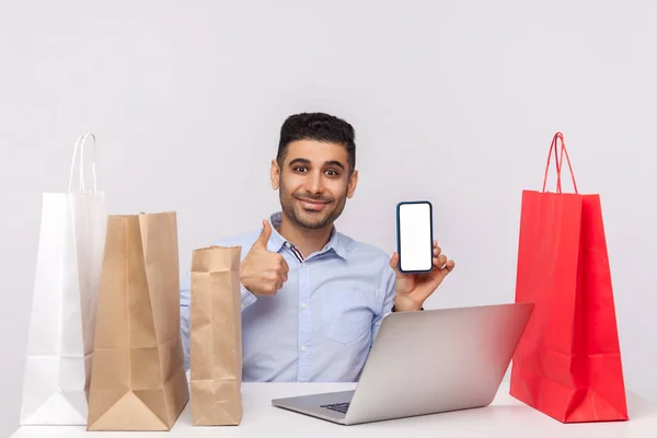 Hombre Feliz Sentado Escritorio Con Ordenador Portátil Bolsas Compras Alrededor — Foto de Stock