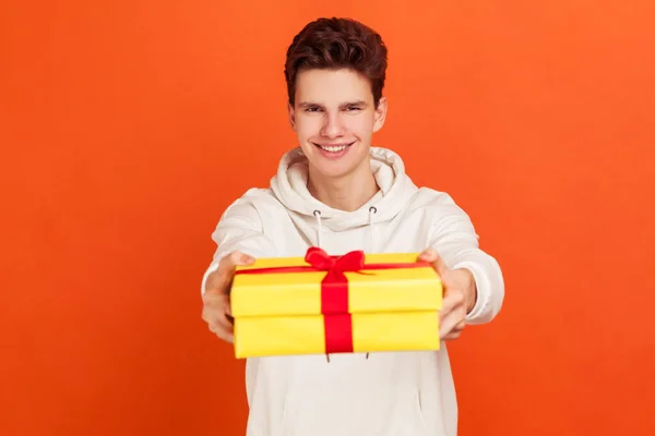 Όμορφος Χαρούμενος Έφηβος Casual Φούτερ Κρατώντας Κίτρινο Κουτί Δώρου Πορτοκαλί — Φωτογραφία Αρχείου