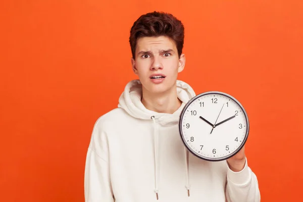 Adolescente Sorprendido Sudadera Con Capucha Blanca Casual Con Miedo Llegar — Foto de Stock