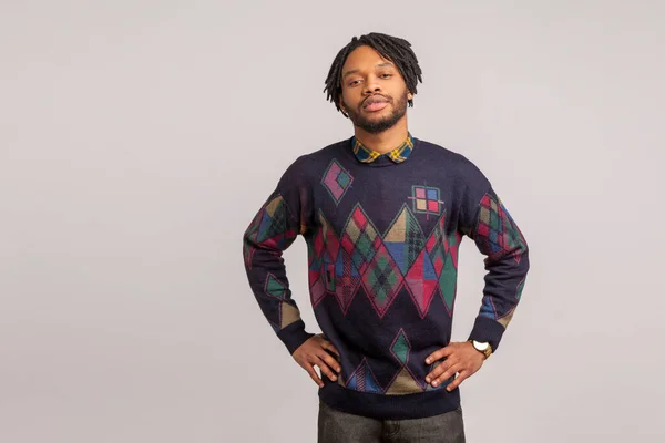 Ernsthaft Selbstbewusster Afrikanischer Typ Mit Dreadlocks Lässigen Sweatshirt Der Die — Stockfoto