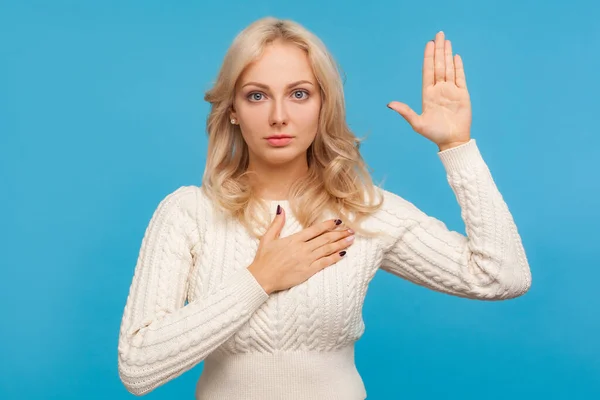 Allvarlig Patriotisk Kvinna Med Lockigt Blont Hår Lyfta Arm Och — Stockfoto