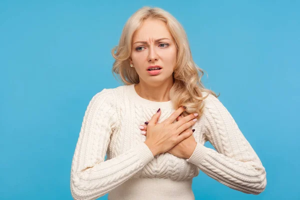 Nervös Upprörd Blond Kvinna Håller Händer Bröstet Känsla Smärta Hjärtat — Stockfoto