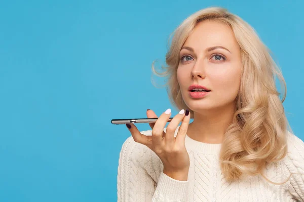 Fechar Mulher Bonita Com Cabelo Louro Encaracolado Segurando Smartphone Mão — Fotografia de Stock