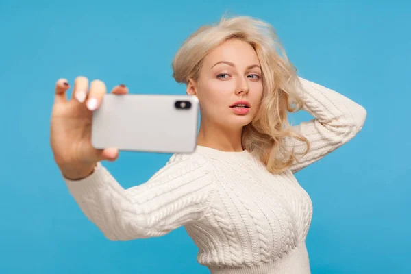 Aistillinen Vaalea Nainen Valkoisessa Puserossa Joka Tekee Selfiestä Etukameraan Pitämällä — kuvapankkivalokuva