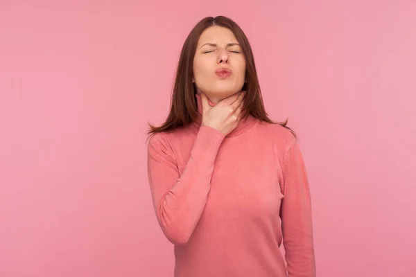 Mujer Triste Con Pelo Castaño Palpitación Cuello Sensación Dolor Garganta — Foto de Stock