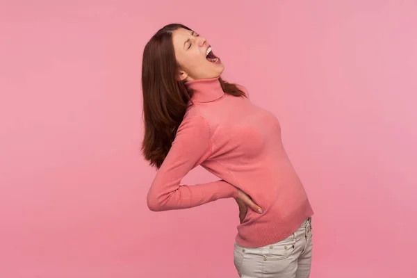 Upprörd Brunett Kvinna Skriker Hålla Ryggen Känner Skarp Smärta Njurarna — Stockfoto