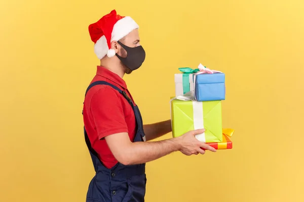 Perfil Entregador Retrato Uniforme Chapéu Vermelho Papai Noel Máscara Médica — Fotografia de Stock