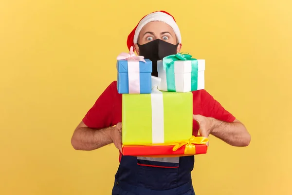 Mensajero Masculino Camiseta Roja Mono Sombrero Santa Claus Con Máscara — Foto de Stock