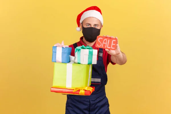 Correio Forte Máscara Protetora Médica Uniforme Chapéu Papai Noel Segurando — Fotografia de Stock
