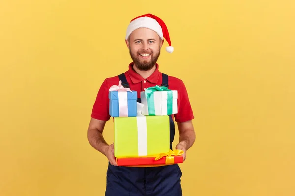 Repartidor Sonriente Positivo Camiseta Roja Uniforme Azul Sombrero Año Nuevo — Foto de Stock