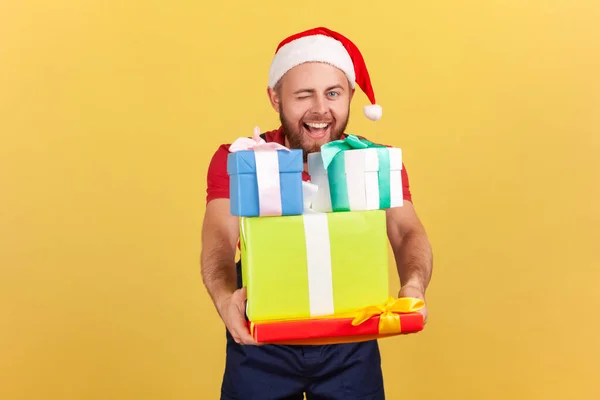 Livreur Souriant Positif Uniforme Chapeau Santa Claus Démontrant Des Cadeaux — Photo