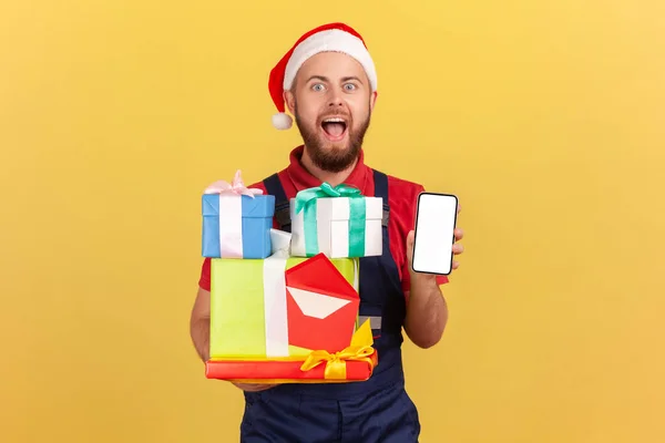 Entusiasmado Correio Surpreso Uniforme Chapéu Santa Claus Segurando Mostrando Caixas — Fotografia de Stock