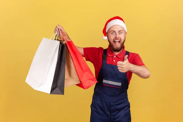 Feliz Mensajero Masculino Emocionado Uniforme Sombrero Santa Claus Mostrando Los —  Fotos de Stock