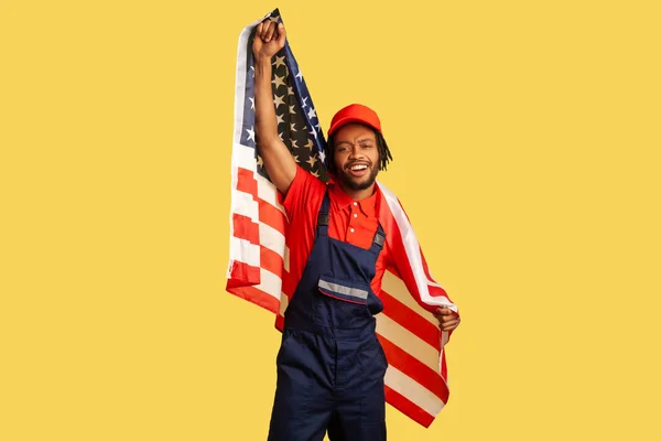 Счастливый Афро Американец Форме Завернутый Флаг Сша Кричащий Улыбающийся Празднующий — стоковое фото