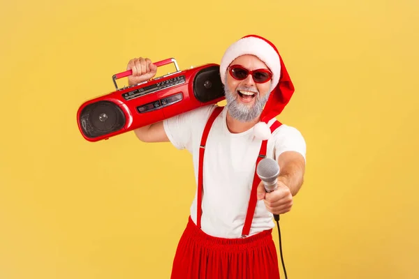 Homem Adulto Barbudo Cinza Positivo Chapéu Calças Papai Noel Com — Fotografia de Stock