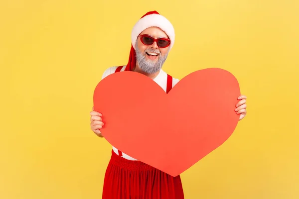 Positiv Gelaunter Älterer Herr Mit Trendiger Sonnenbrille Und Weihnachtsmann Hut — Stockfoto