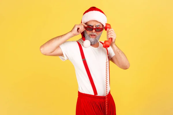 Brutal Grey Bearded Adult Man Santa Claus Hat Holding Handset — Stock Photo, Image