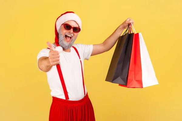 Emocionado Anciano Alegre Sombrero Santa Claus Pantalones Con Tirantes Sosteniendo —  Fotos de Stock