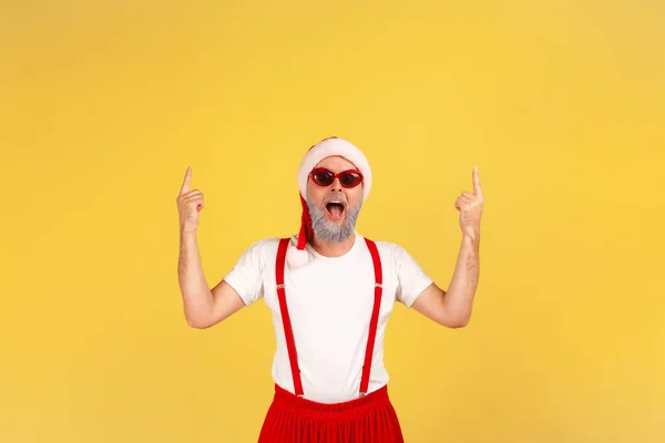Homem Idoso Extremamente Feliz Positivo Chapéu Papai Noel Óculos Sol — Fotografia de Stock