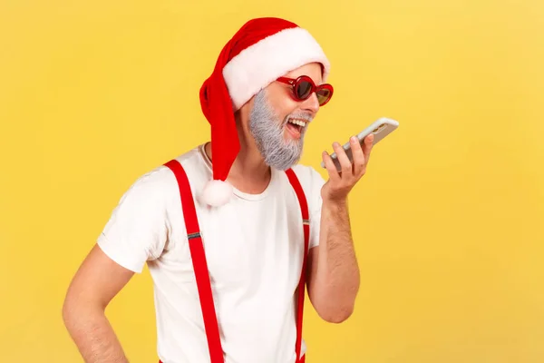 Leende Glad Grå Skäggig Man Santa Claus Hatt Och Snygga — Stockfoto