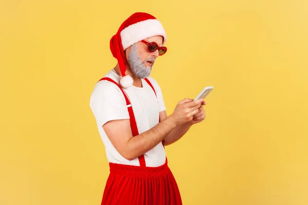 Allvarlig Koncentrerad Äldre Man Med Grått Skägg Santa Claus Hatt — Stockfoto