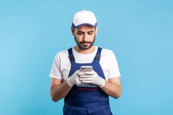 Handyman Overalls Handschoenen Typen Mobiele Telefoon Met Behulp Van Mobiele — Stockfoto