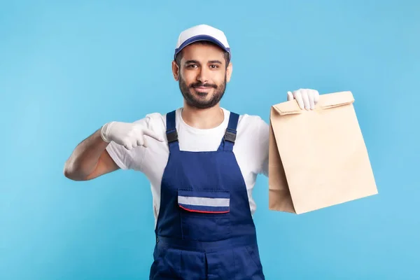 Kijk Naar Tas Portret Van Een Vrolijke Lachende Klusjesman Een — Stockfoto