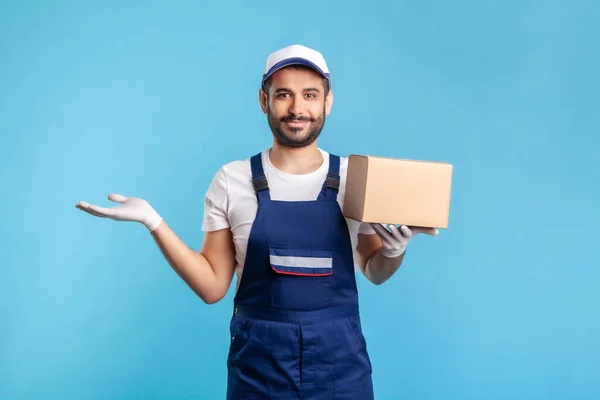 Felice Lavoratore Uniforme Con Scatola Cartone Alzando Altra Mano Contenere — Foto Stock