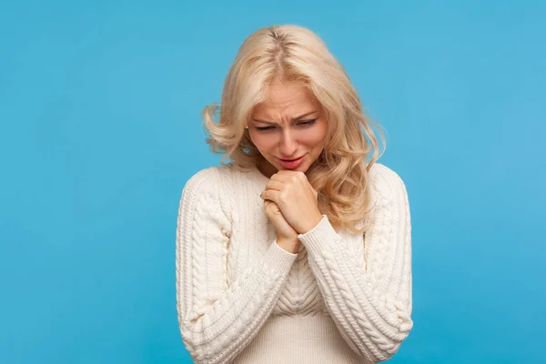 Missnöjd Ledsen Kvinna Med Blont Hår Gråter Håller Händerna Bröstet — Stockfoto