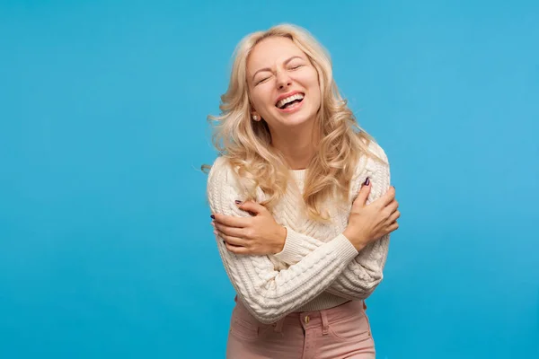 Mujer Optimista Positiva Con Pelo Rubio Rizado Histéricamente Riendo Disfrutando — Foto de Stock
