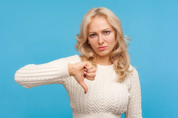 Ontevreden Ongelukkige Vrouw Met Krullend Blond Haar Met Duimen Naar — Stockfoto