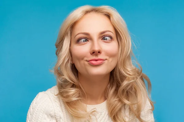 Close Mooie Vrouw Met Krullend Blond Haar Plezier Hebben Kruisen — Stockfoto