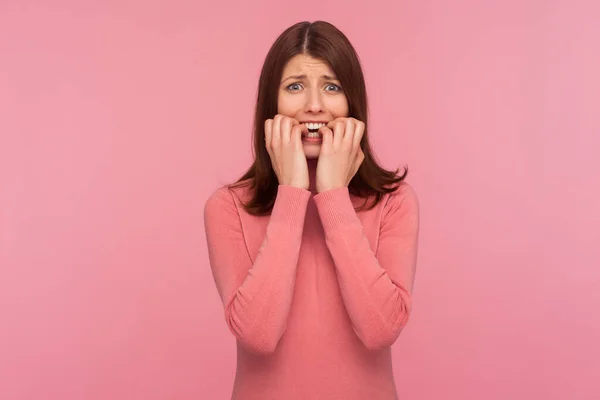 Mujer Morena Nerviosa Confusa Suéter Rosa Mordiéndose Las Uñas Los — Foto de Stock