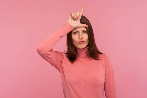 Нещасна Розчарована Жінка Коричневим Волоссям Рожевому Светрі Тримає Пальці Біля — стокове фото
