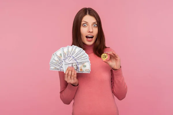충격을 여성이 달러화와 비트코인 지폐를 암호화 화폐를 재산으로 교환하는 놀랐다 — 스톡 사진