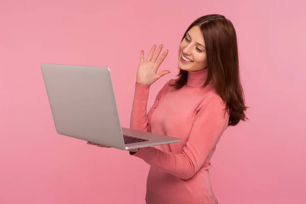 Lachende Brunette Vrouw Schoonheid Blogger Zeggen Hallo Tegen Haar Abonnees — Stockfoto