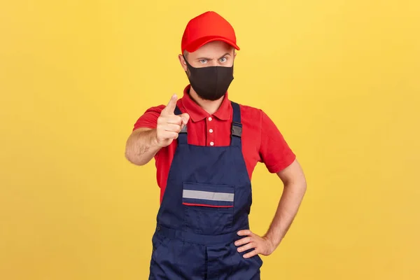 Serieuze Man Arbeidersuniform Beschermend Masker Met Vinger Naar Camera Kijkend — Stockfoto