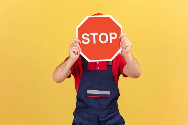 Homme Salopette Bleue Shirt Rouge Couvrant Visage Tenant Stop Panneau — Photo