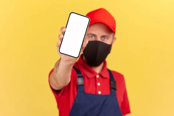 Tuttofare Uniforme Igienica Maschera Protettiva Che Mostra Smartphone Display Vuoto — Foto Stock