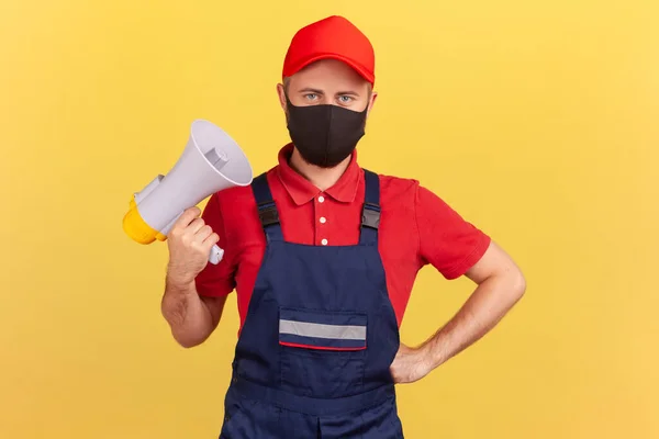 Mannelijke Werknemer Uniform Met Beschermende Masker Gezicht Met Megafoon Kijken — Stockfoto