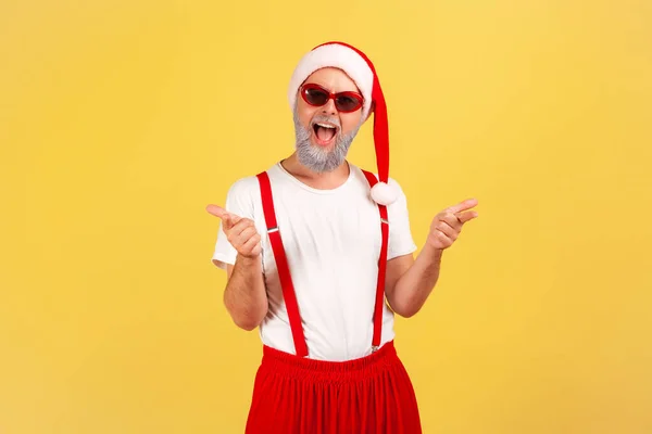 Hombre Adulto Positivo Con Estilo Sombrero Santa Claus Gafas Sol —  Fotos de Stock