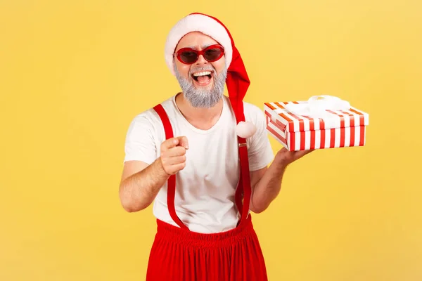 Vieil Homme Excité Positif Chapeau Santa Claus Des Lunettes Soleil — Photo