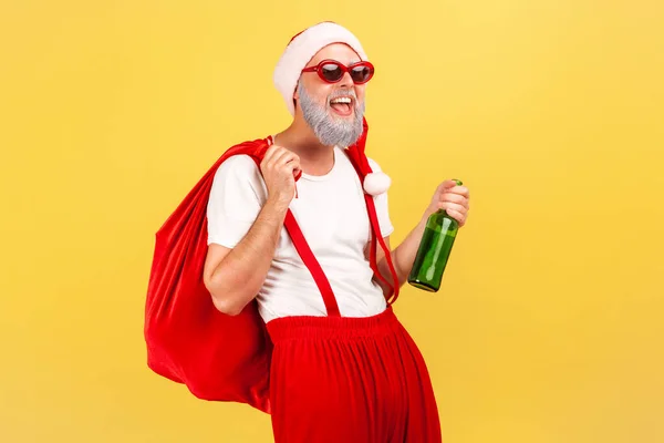 Счастливый Пожилой Человек Шляпе Санта Клауса Модные Солнцезащитные Очки Штаны — стоковое фото