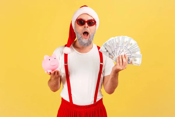 Äußerst Schockierter Erwachsener Mann Mit Stylischer Sonnenbrille Und Weihnachtsmann Hut — Stockfoto