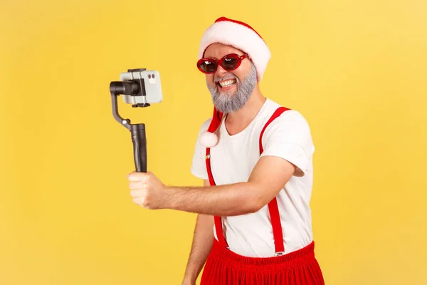 Positiv Glad Man Santa Claus Kostym Och Snygga Solglasögon Poserar — Stockfoto