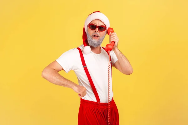 Zaskoczony Siwy Brodaty Mężczyzna Kostiumie Świętego Mikołaja Modne Okulary Przeciwsłoneczne — Zdjęcie stockowe
