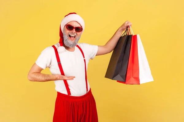 Entusiasmado Homem Adulto Satisfeito Chapéu Papai Noel Óculos Sol Mostrando — Fotografia de Stock