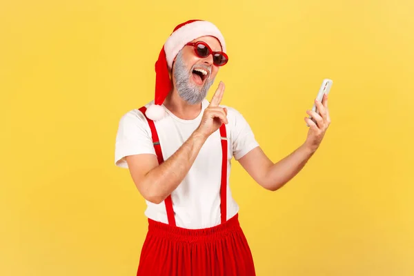 Noel Baba Şapkalı Mutlu Yaşlı Bir Adam Akıllı Telefonuyla Barış — Stok fotoğraf